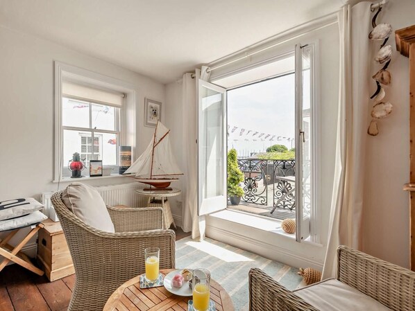 TV, fireplace - 2 Bed in Lymington (oc-92141) (Lymington)