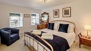 A bedroom with a bed, a chair, a bedside table, and a lamp. - 4 Bed in Alston (oc-92351) (Alston)