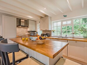 Oven, high chair, cookware/dishes/utensils - 2 Bed in Wadebridge (oc-92366) (Rock)