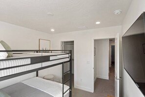 Een bureau, een strijkplank/strijkijzer, reisbedje, wifi