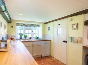 Oven, dishwasher, high chair, cookware/dishes/utensils - 3 Bed in Dorchester (oc-92343) (Higher Wraxall)