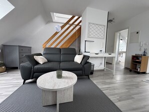 TV - Cozy duplex vacation rental with a balcony, near Dinkelsbühl (Schopfloch)