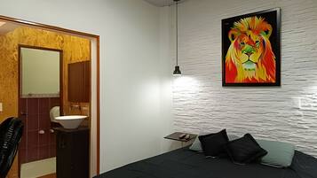Eenvoudig appartement | Verduisterende gordijnen, een strijkplank/strijkijzer, gratis wifi