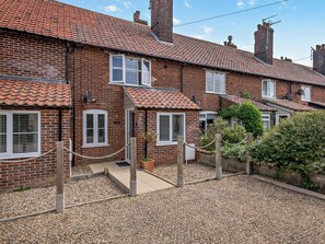 A row of brick houses with tiled roofs, a gravel driveway, and a wooden fence. - 2 Bed in Norwich (oc-92197) (Mundesley)