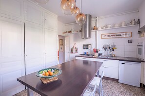Coffee/tea maker, fridge, microwave, oven - Le Verdier - Terrasse - Wifi - TV (Sainte-Colombe)