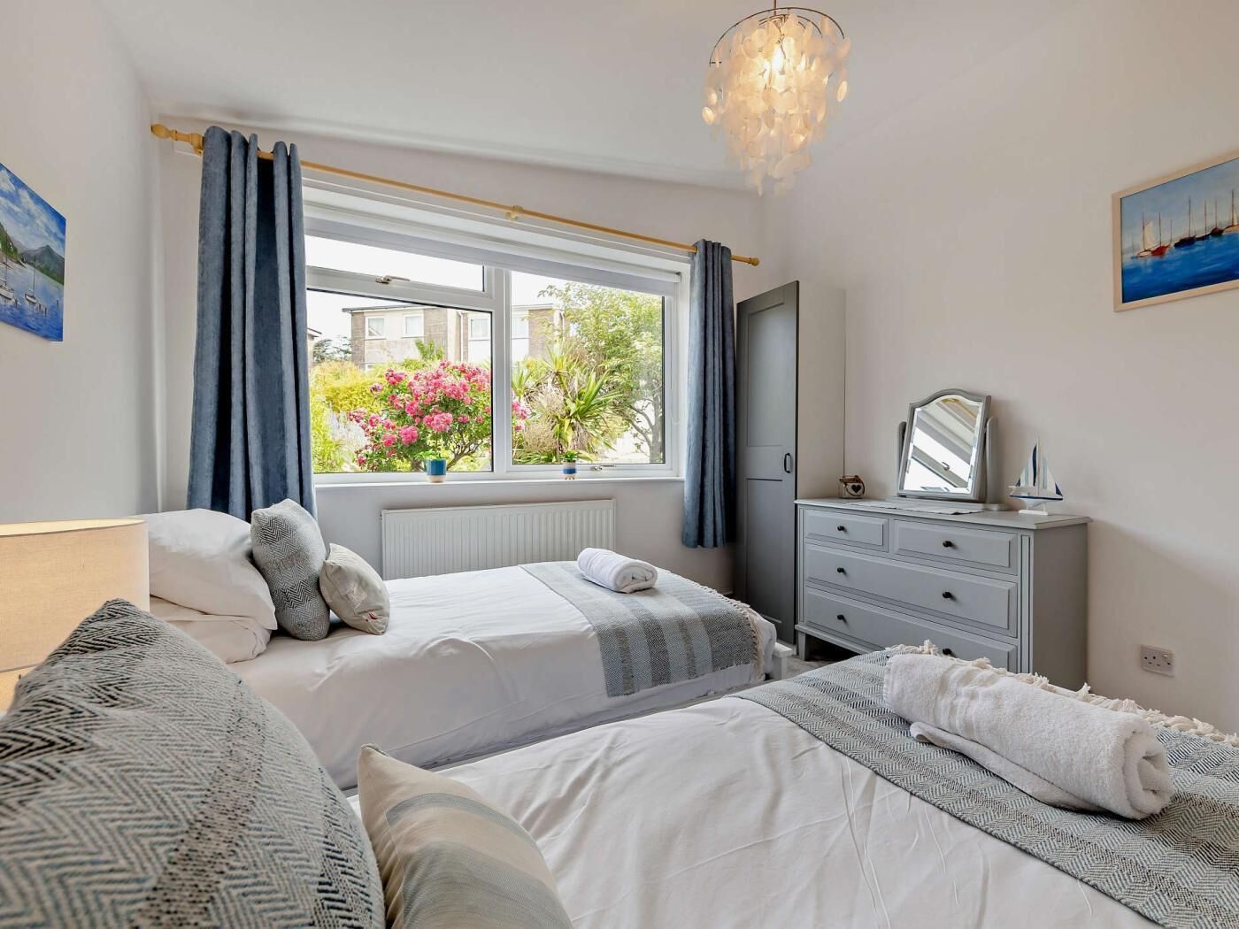2 bedrooms, travel cot, free WiFi, bed sheets