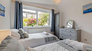 2 bedrooms, travel cot, free WiFi, bed sheets