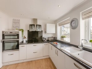 Oven, cookware/dishes/utensils - 2 Bed in Bideford (oc-92154) (Instow)
