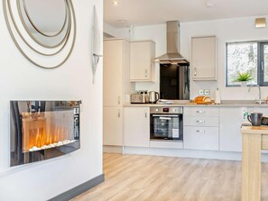 Oven, dishwasher, high chair, cookware/dishes/utensils - 1 Bed in Matlock (oc-92031) (Wirksworth)