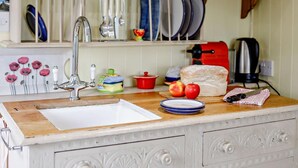 A kitchen with a sink, a toaster, a kettle, and a loaf of bread on the counter. - 1 Bed in Launceston (oc-91964) (Tregadillett)