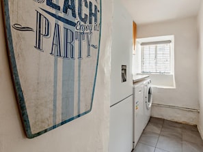 A laundry room with a washing machine, a dryer, and a window with blinds. - 2 Bed in Braunton (oc-92387) (Croyde)