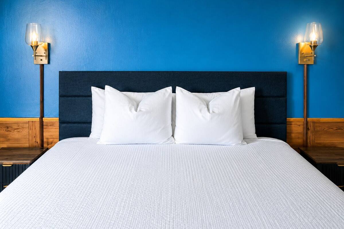 Habitación individual, 1 cama King size, para no fumadores | Espacio para trabajar con laptop y tabla de planchar con plancha