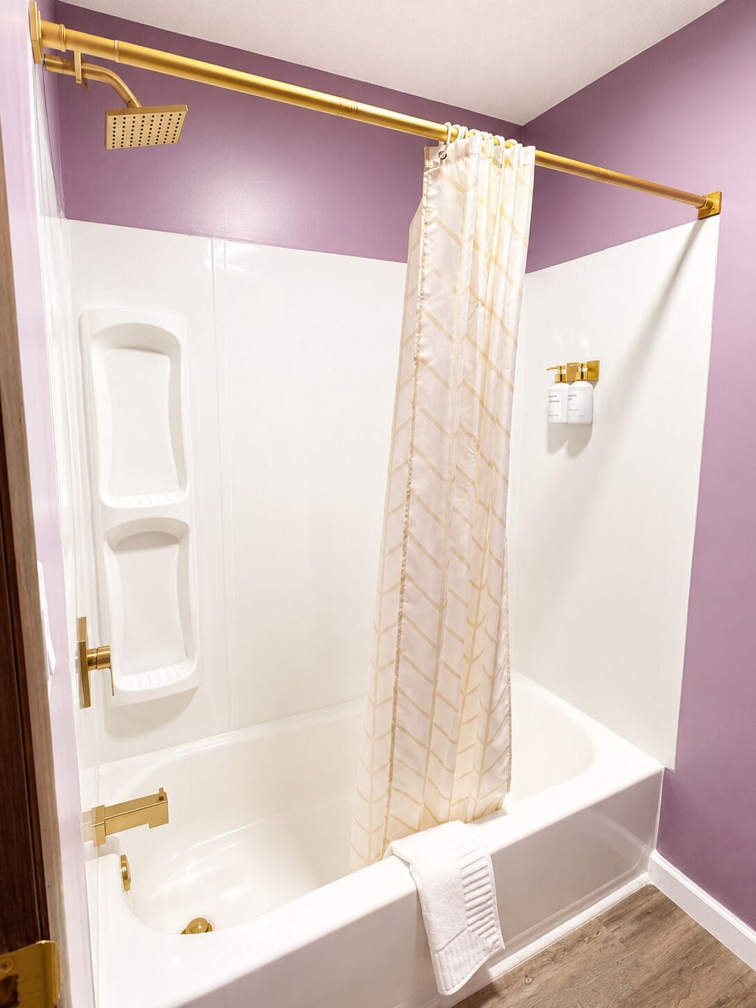 Une salle de bain avec une baignoire, une douche et des toilettes.