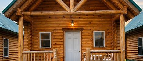 Cabin, Non Smoking | Laptop workspace, iron/ironing board, WiFi (free), bed sheets