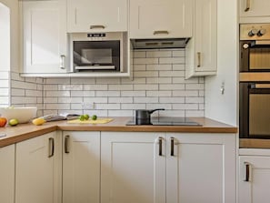 Dishwasher, cookware/dishes/utensils - 2 Bed in Bakewell (oc-92470) (Bakewell)