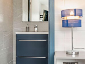Bathroom - 2 Bed in Holsworthy (oc-92456) (Holsworthy Hamlets)