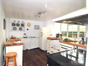 Dishwasher, highchair, cookware/dishes/utensils - 4 Bed in Kirkby Stephen (oc-92503) (North Stainmore)