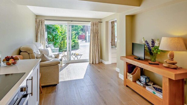 A modern living room with a sofa, TV, and a wooden console table. - 1 Bed in Harrogate (oc-92519) (Harrogate)