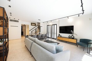 Living area - Spectacular 4BR Duplex Facing Old City and Mamilla (Jerusalem)