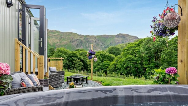A hot tub area with a view of a green landscape and hills. - 1 Bed in Penrith (oc-92641) (Deepdale)