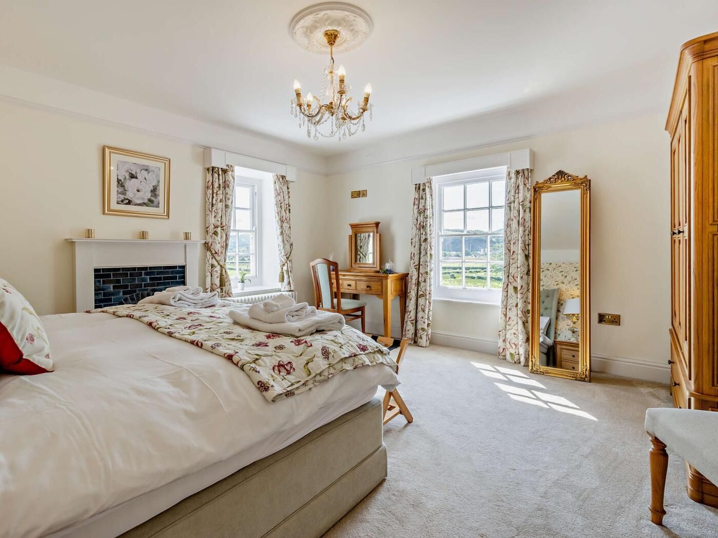 5 bedrooms, travel crib, WiFi (free), bed sheets