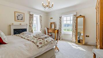 5 bedrooms, travel crib, WiFi (free), bed sheets