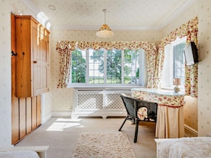 Travel crib, free WiFi, bed sheets - 4 Bed in Ringwood (oc-92557) (Burley)