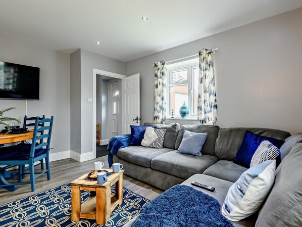 Living area - 2 Bed in Poole (oc-92578) (Poole)