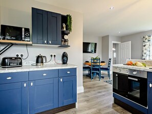 Dishwasher, high chair, cookware/dishes/utensils - 2 Bed in Poole (oc-92578) (Poole)