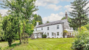 A white building with a large lawn and trees. - 4 Bed in Tavistock (oc-92491) (Gulworthy)