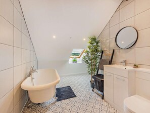 Bathroom - 4 Bed in Mold (oc-92663) (Treuddyn)