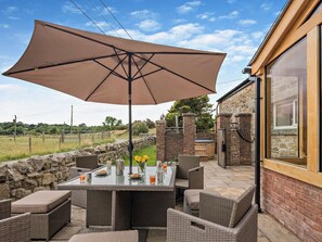 Outdoor dining - 4 Bed in Mold (oc-92663) (Treuddyn)