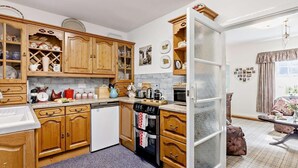 Une cuisine avec des meubles en bois, un lave-vaisselle et une cuisinière.