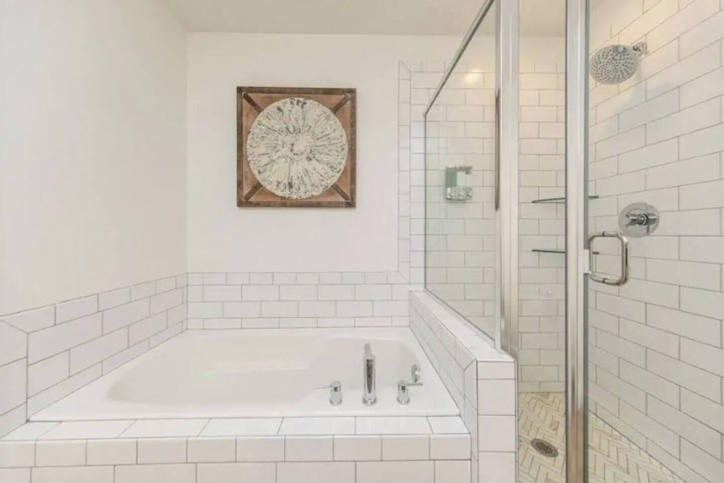 Séchoir à cheveux, serviettes fournies, savon, shampooing