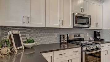 Réfrigérateur, four à micro-ondes, surface de cuisson, lave-vaisselle