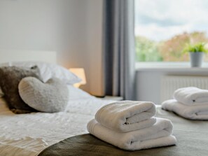 Cuna de viaje, wifi gratis y ropa de cama 
