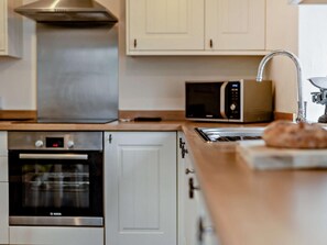 Eine Küche mit Mikrowelle, Backofen und Toaster.