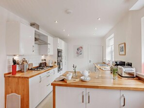 Highchair, cookware/dishes/utensils - 3 Bed in Bideford (oc-92882) (Bideford)