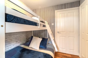 2 Schlafzimmer, Reisekinderbett, kostenloses WLAN, Bettwäsche