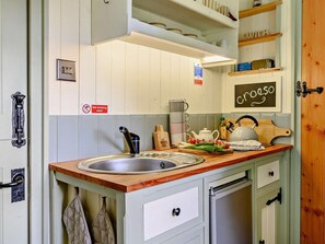 Cookware/dishes/utensils - 1 Bed in Hereford (oc-92993) (Llanigon)