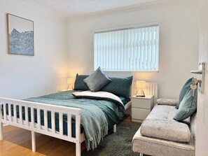 Room - Stylish 3 bed house near city centre - Sleeps 8 (Cardiff)