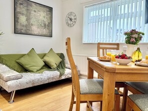 Dining - Stylish 3 bed house near city centre - Sleeps 8 (Cardiff)