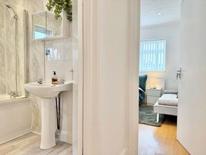 Bathroom - Stylish 3 bed house near city centre - Sleeps 8 (Cardiff)