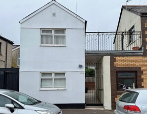 Exterior - Stylish 3 bed house near city centre - Sleeps 8 (Cardiff)