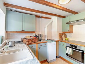 Dishwasher, cookware/dishes/utensils - 2 Bed in Driffield (oc-93141) (Langtoft)