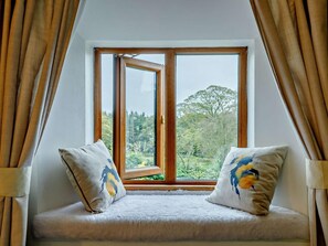 A room with a window, a cushioned bench, and curtains. - 3 Bed in Stoke-on-trent (oc-92799) (Ipstones)