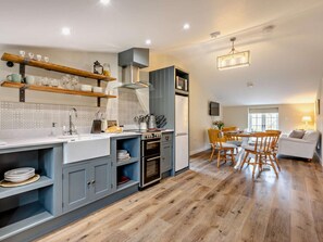 High chair, cookware/dishes/utensils - 2 Bed in Barnstaple (oc-93023) (Chapelton)