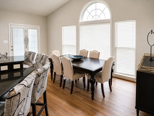 Spacious 5-bedroom house in pleasant Chesterfield with AC