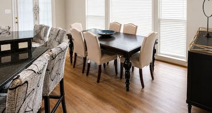 Spacious 5-bedroom house in pleasant Chesterfield with AC