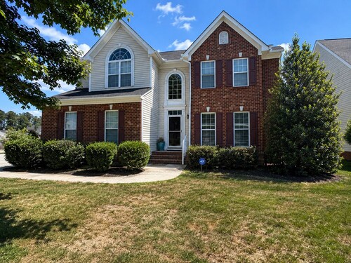 Spacious 5-bedroom house in pleasant Chesterfield with AC